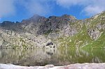 08 Il lago Piazzotti a pochi metri dal rifugio